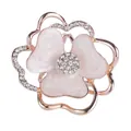 Roségoldene Blumen-Halstuch-Schnalle mit weißen Emaille-Blütenblättern und Kristallen - Nr 11 (Blassrosa Weiße Emaille Blumig)