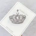 Eleganter silberfarbener Kronen-Anstecknadel mit Strass und weißer Perle für Berufskleidung - Kronenstil mit Oberer Perle (A2-52)