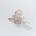 Eleganter roségoldener Pflanzenbrosche mit glitzernden Strasssteinen und einer großen weißen Perle - Zweig-Perlen-Design (A10-80)