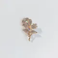 Eleganter goldener Rosen-Brosche mit funkelnden klaren und schillernden Strasssteinen - AB Regenbogen Strass Rose Stil (A10-91)
