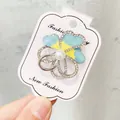 Eleganter blau-gelber Emaille-Blumenbroschen mit Perlen- und glänzenden Strassdetails - Blau-Gelber Blumenstil (A10-24) / Blau