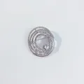 Eleganter silberfarbener Spiralbrosche für Damen mit funkelnden weißen Kristallen - Spiralring-Design (A10-82)