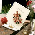 Exquisite Weihnachts-Glockenbrosche mit roten und grünen Strasssteinen auf Karte - Doppelglocken mit Schleife (A5-11)
