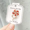 Funkelnde rote Emaille-Lutscher-Brosche mit Strasssteinen und Perle auf Karte - Lutscher-Stil (A10-15) / Rot Weiß