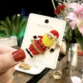 Handgefertigte Weihnachts-Nikolaus-Emaille-Brosche mit Holiday Cheer-Banner und Strass - Weihnachtsmann mit Banner (A5-24)