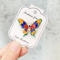 Bunte Emaille-Schmetterling-Brosche mit glitzernden Strasssteinen auf einer Schmuckkarte - Schmetterling (A10-16) / bunt