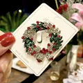 Eleganter Weihnachtskranz Brosche mit roten Strasssteinen und grüner Emaille Deko - Weihnachtskranz (A5-30)