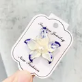 Eleganter blau-weißer Emaille-Blumen-Brosche mit einer zentralen Perlenverzierung - Fünfblättrige Blumenform Stil (A10-26)