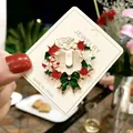 Festliche Weihnachts-Emaille-Brosche in Kranzform mit grüner Schleife und Blumen - Festlicher Kranz (A5-31)
