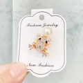 Kreative goldfarbene Frosch-Brosche mit Mikro-Pave-Strasssteinen und einer weißen Perle - Frosch-Stil (A10-11) / Gold
