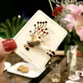 Niedliche Weihnachts-Rentier-Emaille-Brosche mit bunten Streifen und Strass-Geweihen - Emaille-Rentier (A5-6)