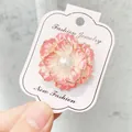 Elegante rosa Emaille Blumenbrosche mit Perle auf einer Displaykarte in der Hand - Rosa & Weißer Blumenstil (A10-22) / Rosa Weiß