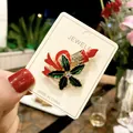 Festliche Weihnachtsbrosche mit Stechpalmenblatt und roter Schleife auf Schmuckkarte. - Kerze & Schleife (A5-12)