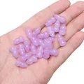 Kleine lavendelfarbene Glaskürbisperlen für DIY-Schmuck und Armbänder auf der Handfläche - 15er Pack / Lila