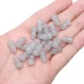 Kleine Glasperlen in Jade-Optik in Kalebassenform für DIY-Schmuckherstellung in der Hand - 15er Pack / Grau