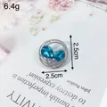 Geometrische silberfarbene Brosche mit blauen Tropfenkristallen, 2,5 cm Durchmesser - Rund / Hellblau