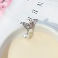 Elegante spilla a farfalla in argento con strass e perla bianca pendente per donna - Forma di Ala con Strass / Argento Alato (A6-23)