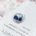 Eleganter silberfarbener runder Broschen-Pin mit tiefblauen Kristallen und Strass - Rund / Dunkelblau