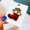 Festliche Brosche aus Legierung in Form eines Weihnachtsstiefels mit rotem Emaille und Strass. - Rote Weihnachtssocke (A5-55)