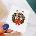 Festliche Weihnachts-Rentier-Kranz-Brosche mit bunten Strasssteinen in Gold-Finish - Rentier Kranz (A5-48)