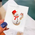 Charmanter Weihnachts-Schneemann-Emaille-Broschenstift mit rotem Hut auf weißer Karte - Schneemann mit Geschenk (A5-52)