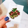Festliche Weihnachtsglocken-Brosche mit rot-grünen Emaille-Details auf Fashion-Karte - Stechpalmen-Glocken (A5-60)