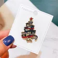 Festliche Weihnachtsbaum-Brosche aus Goldlegierung mit bunten Strasssteinen. - Straß-Weihnachtsbaum (A5-81)