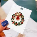 Elegante Weihnachtskranz Brosche mit roter Glocke und funkelnden Strasssteinen auf Karte - Glockenkranz (A5-74)