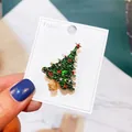 Eleganter Weihnachtsbaum-Anstecker mit grünem Emaille und roten Steinen auf Karte - Emaille-Weihnachtsbaum (A5-72)