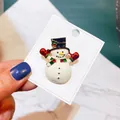 Festliche Weihnachts-Schneemann-Brosche aus weißem Emaille mit buntem Schal und Hut - Schneemann (A5-54) / Weiß Kombi
