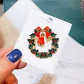 Festliche Weihnachtskranz-Brosche mit roter Glocke und Schleife, Legierung - Stechpalmenkranz (A5-67) / Grüne Kombination