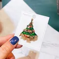 Weihnachtsbaum-Brosche aus grüner Emaille mit bunten Strasssteinen auf Karte - Emaille Weihnachtsbaum (A5-45) / Grün