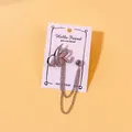 Eleganter silberner 'K' Initialen-Anstecknadel mit Strass-Ketten auf gelbem Hintergrund - Buchstabe K Form (22) / Silber