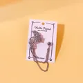 Eleganter silberner Anstecknadel mit Quastenkette und funkelnden Strasssteinen. - Stromlinienform (9) / Silber