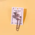 Funkelnde silberne Quastenkette-Brosche mit Strass-Schmetterling auf weißer Displaykarte. - Schmetterlingsform (23) / Silber