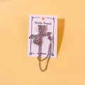 Eleganter silberner Schleifen-Anstecknadel mit Strasssteinen und doppelter Quastenkette - Schleifenform (14) / Silber