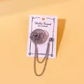Anzugbrosche aus Silberlegierung mit Quastenkette und funkelnden Strasssteinen - Radialer Blumenstil (18) / Silber