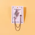Elegante Herrenbrosche aus Silberlegierung mit glänzenden Strasssteinen und Kette - Strass-Blattstil (24) / Silber