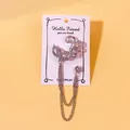 Eleganter silberner Maskeraden-Anstecknadel mit Kristallen und hängenden Quastenketten - Maskenstil (16) / Silber
