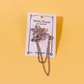 Eleganter silberner Blumen-Anzug-Anstecknadel mit doppelten Quastenketten für Herren - Doppeltes Fünfblättriges Blumendesign (35) / Silber