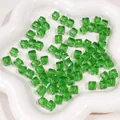 Perles cubes de 8 mm en acrylique transparent vert avec texture à rayures verticales - Vert