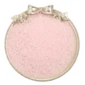 Kleine hellrosa Saatperlen für DIY-Schmuck auf einem Schleifentablett - Rosa