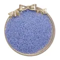 Premium Lavendel-Glasperlen für DIY-Schmuck in einer goldenen Schleifenschale. - Seeblau
