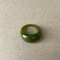 Dikke groene harsring met een glanzende gladde ovale afwerking. - Donkergroen