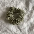 Gedetailleerde weergave van een groene linnen scrunchie met subtiele stippen - Stippen Scrunchie (1#) / Groen