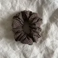 Detailopname van een bruine stoffen scrunchie met stippen op een linnen achtergrond - Stippen Scrunchie (3#) / koffiekleur