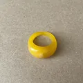Gedetailleerde macro-opname van een gele harsring met elegante witte marmerpatronen - Geel