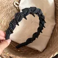 Détail du serre-tête torsadé à pois noirs et blancs avec des dents en plastique - Serre-tête à Pois Noir avec Dents