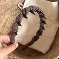 Gros plan d'un serre-tête marron à pois avec dents antidérapantes dans un panier. - Serre-tête à Pois Café avec Dents