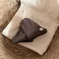 Gros plan d'un accessoire pour cheveux à pois marron avec un joli charm d'ours en argent - Pince à Cheveux Triangle Café